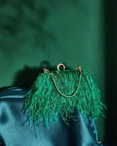 Vista 3 de Bolso de mano de plumas de avestruz para mujer, bolso de mano esponjoso, bolso de noche de plumas para boda, aniversario, fiesta