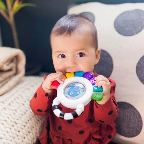 Vista 2 de Baby Einstein Outstanding Opus The Octopus - Sonajero sensorial y mordedor, juguete multiusos, sin BPA y refrigerable, 3 meses en adelante Sonajero
