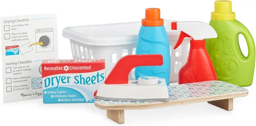 Vista 4 de Melissa & Doug Juego de cesta de lavandería con plancha de madera, tabla de planchar y accesorios (14 piezas) Juego de simulación de lavandería