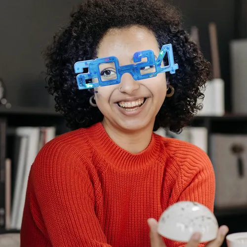 Vista 5 de BESPORTBLE Gafas iluminadas - 4 colores de gafas LED, gafas de Año Nuevo 2024 que brillan en la oscuridad, suministros de fiesta para fiesta