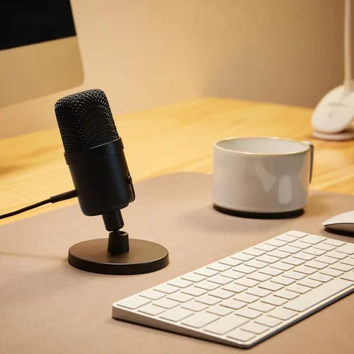 Vista 7 de Amazon Basics Micrófono USB de condensador para transmisión, grabación y podcast en PC, plug and play, captación cardioide, soporte ajustable