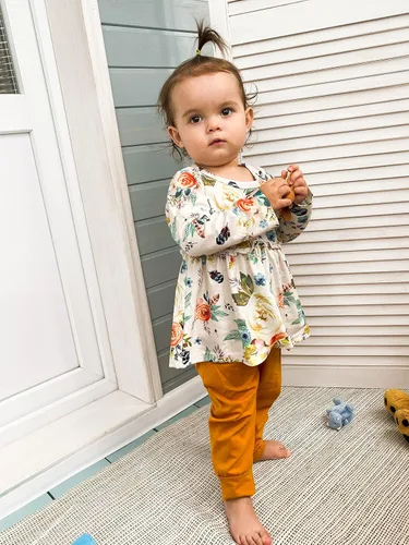 Vista 3 de Conjunto de 3 piezas de ropa de bebé niña con volantes, camisa floral y pantalones, diadema