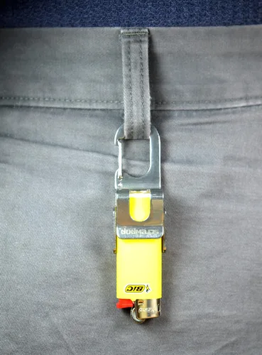 Vista 5 de Screwpop Bic MINI - Llavero con soporte para encendedor con mosquetón y abrebotellas, construcción de acero inoxidable (encendedor no incluido)