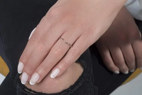 Vista 3 de Anillo de cheurón para mujer en oro macizo de 9K, 14K y 18K, anillo apilable en cualquier tamaño, banda de nudillos apilable ultrafina, regalo