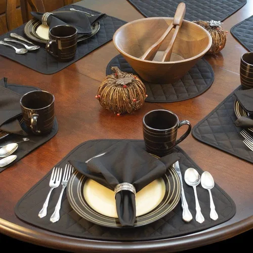 Vista 2 de Solid Black Quilted Wedge-Shaped Placemats - Set of Four Plus Center Round-Charger