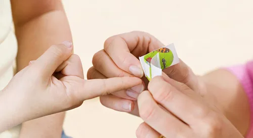 Vista 6 de CURAD Vendas adhesivas de plástico para niños, 4 divertidos temas, coloridas, protección para todo uso, sello de 4 lados, variedad de tamaños, 80