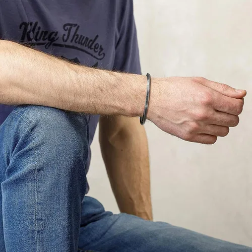 Vista 4 de VNOX Regalos de joyería vikinga nórdico para hombre y mujer, brazalete nórdico vikingo nórdico 24 runas del alfabeto, pulsera de mobius torcido