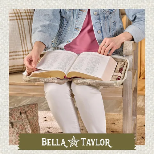 Vista 3 de Bella Taylor Funda acolchada para la Biblia para mujer, estuche grande de estudio para la Biblia, diseño de retazos de rosa camafeo For 7 x 10