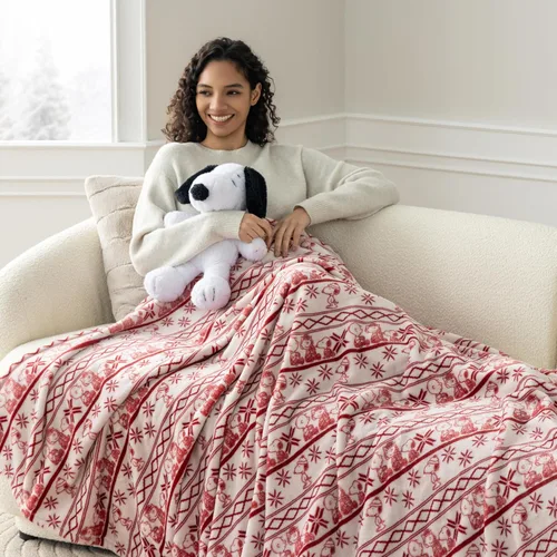 Vista 3 de Berkshire Peanuts® VelvetLoft® - Manta de felpa de Snoopy con bonito personaje, acogedora manta Fairisle Crimson Neutral, manta de 55 x 70 pulgadas
