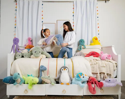Vista 8 de The Petting Zoo Peluche de ballena, regalos para niños, animales marinos Fuzzlez, juguete de peluche de ballena, 15 pulgadas