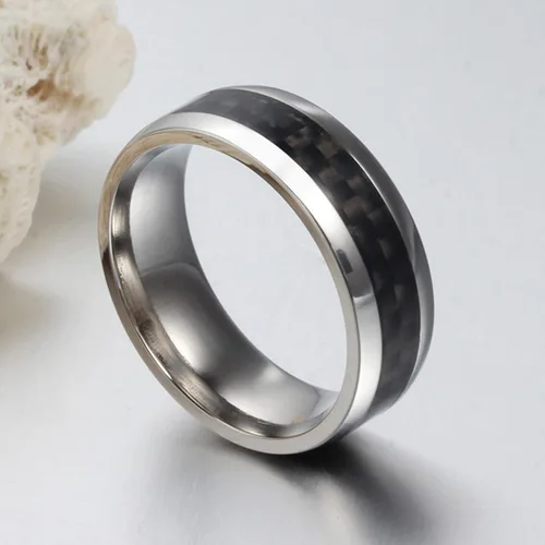 Vista 2 de Anillos de acero inoxidable negros para hombres, alianzas de boda para hombre, color plateado y negro, 0.315 in con incrustaciones de fibra