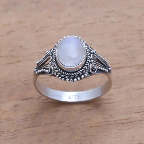 Vista 5 de NOVICA Anillo de plata de ley 925 con piedra lunar arcoíris, Plata de ley, piedra de luna Sin gemas.