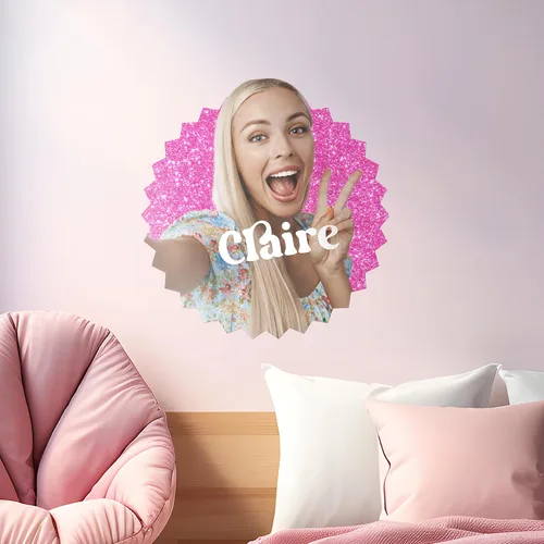 Vista 2 de Selfie Wall Decor Famous Pink Doll I Personalize Your Wall Decal para decoración de habitación con tu foto y nombre I Decoración de habitación rosa