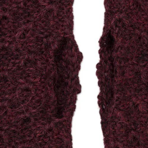 Vista 6 de NOVICA Manoplas 100% hechas a mano de alpaca bebé sin dedos con estampado de lana granate, guantes de accesorios de lana burdeos Perú 'Patrón
