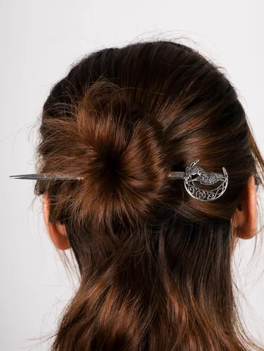 Vista 3 de HAQUIL Wolf Crescent Moon - Palo de pelo para mujeres y hombres, horquilla gótica punk con diseño vikingo para hombres y mujeres, joyería de regalo