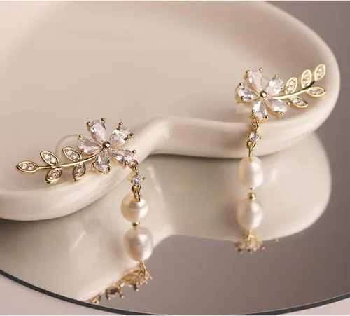 Vista 4 de Sonateomber Aretes pequeños de circonita cúbica, delicados aretes curvados para cartílago para mujer, joyería colgante de cristal con diamantes