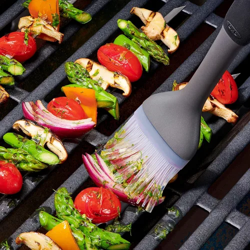 Vista 2 de OXO Good Grips - Herramientas de asar a la parrilla, cepillo para rociar, color negro
