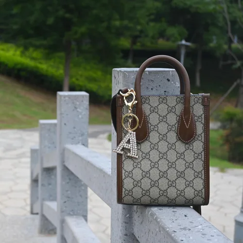 Vista 4 de Llavero de letra con diamantes de imitación brillantes para mujer, elegante y brillante llavero inicial con caja de regalo