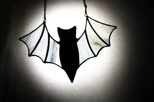 Vista 2 de Decoración de murciélago de Halloween para colgar ventanas de vidrieras – Adornos de murciélagos espeluznantes murciélagos para decoración