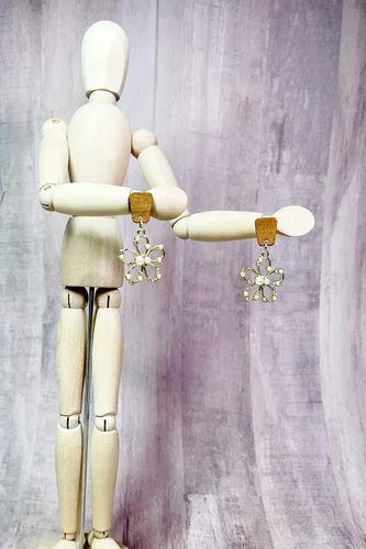 Vista 4 de Flowers & Pearls Dangle Earrings