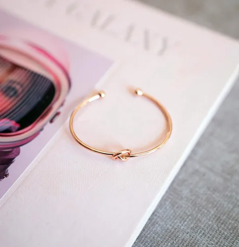 Vista 3 de PAVOI brazalete Bangle, nudo "amor eterno", ajustable, enchapado en oro 14 quilates
