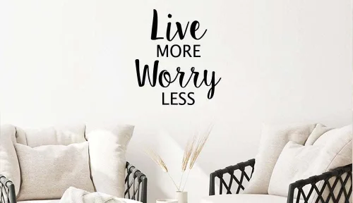 Vista 3 de Calcomanía de vinilo con cita motivacional en inglés «Live More Worry Menos», decoración inspiradora de arte decorativo con letras «Cute Love