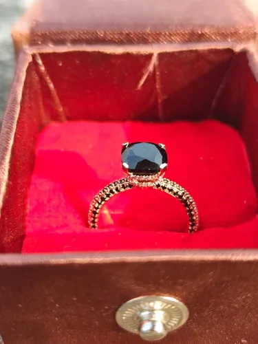 Vista 7 de SilverDia - Anillo de compromiso de 2 quilates con diamantes de ónix negro con doble halo oculto, anillo de compromiso delicado de media eternidad