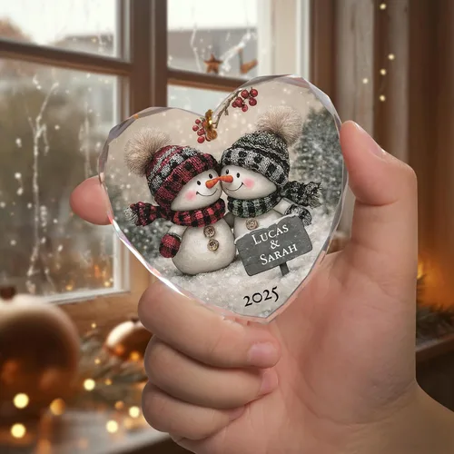 Vista 4 de Noni Adorno personalizado de cristal de corazón para parejas, nombres personalizados impresos y año 2026, muñeco de nieve para parejas, recuerdo
