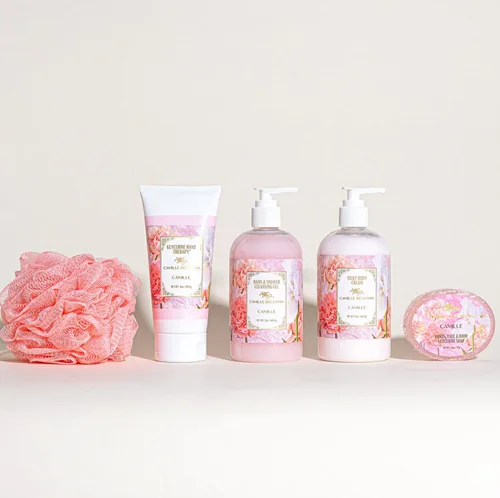 Vista 2 de Camille Beckman Cesta de regalo Essentials, Camille, terapia de manos de glicerina de 6 onzas, crema corporal sedosa de 13 onzas, gel limpiador