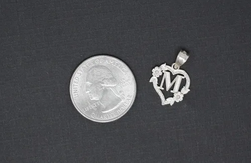 Vista 2 de Colgante de plata de ley con inicial de corazón para mujer