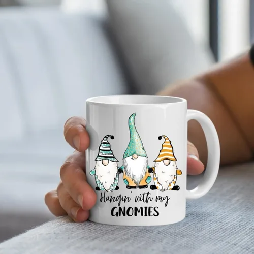 Vista 2 de Divertida taza de cerámica de gnomo, taza de café Hangin with my Gnomies, regalos para adultos, taza de café, día de San Valentín, cumpleaños