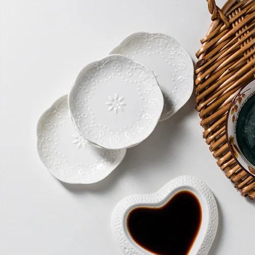 Vista 4 de Sizikato 4 platos de aperitivo de porcelana blanca, plato de salsa de 3.5 pulgadas, encaje en relieve