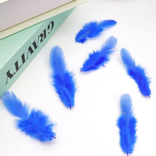 Vista 4 de 1600 plumas de gallo azules artesanales de 3 a 5 pulgadas a granel para manualidades de jardín de infantes, bodas, decoraciones de fiesta familiar