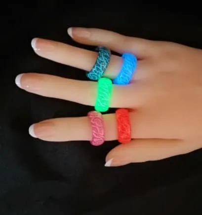 Vista 3 de Anillos brillantes en la oscuridad rosa verde azul Venus Orb anillos para mujeres hombres y niñas anillo de resina brillante de moda anillos