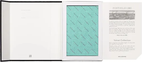 Vista 5 de Moleskine Cuaderno de terciopelo de edición limitada, grande, a rayas, caja verde (5 x 8.25)