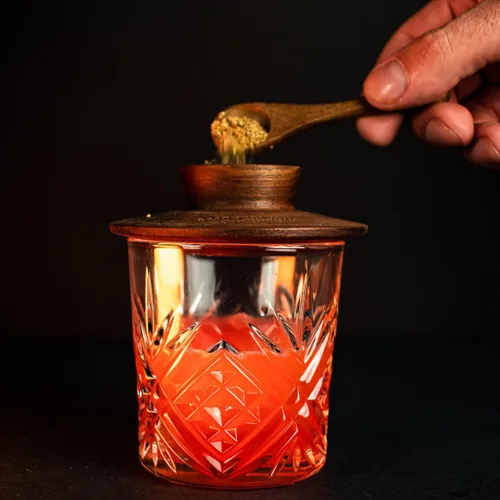 Vista 7 de Ahumador de Cóctel de Madera de Nogal Premium con Seis Latas de 4 oz de Astillas de Madera. Excelente para Whiskey y Old Fashioned. Recubierto