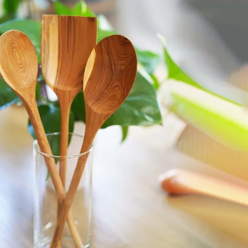 Vista 4 de Kasih Co-op Juego de 3 utensilios de cocina de madera de teca de 14 pulgadas (dos cucharas y una espátula)