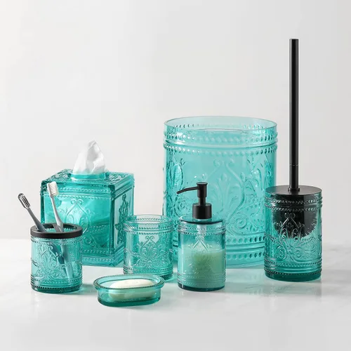 Vista 5 de Juego de 5 accesorios de baño de vidrio azul verde azulado y cesta de basura con patrón decorativo prensado, incluye dispensador de jabón de mano