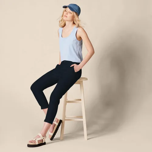 Vista 5 de Tienda Essentials - Pantalones caqui de tiro medio, ajustados y elásticos, tobilleros y con pierna cónica para mujer (disponibles en tallas grandes)