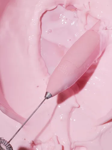 Vista 7 de Smooth Operator - Batidor eléctrico de mano rosa, espumador de leche, máquina de espuma para proteínas, café y más, soporte de acero inoxidable