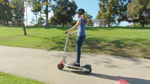 Vista 14 de Patinete eléctrico Razor E200 para adolescentes y adultos - Motor de alto torque de 12 MPH, 40 min de tiempo de conducción, peso máximo de 154
