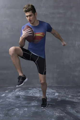 Vista 6 de Red Plume Camiseta deportiva de compresión para hombre, diseño de murciélagos