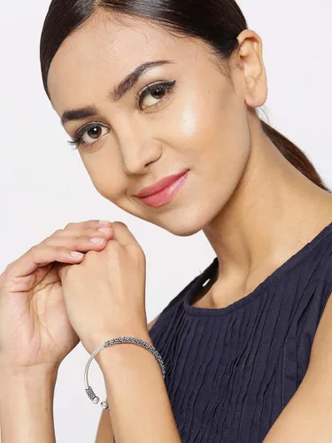 Vista 4 de Priyaasi Pulsera con tachuelas de diamante americano chapado en oro rosa para mujer