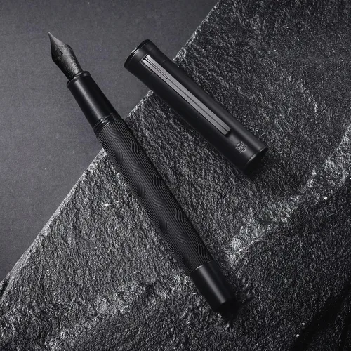 Vista 2 de HONG DIAN Black Forest Max - Pluma estilográfica, punta mediana con recubrimiento de titanio, nudo chino, grabado, bolígrafo de escritura suave