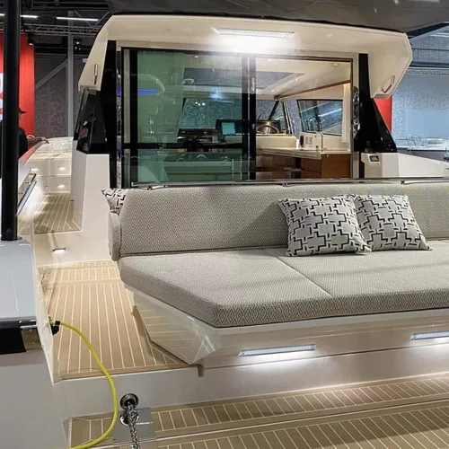 Vista 3 de Luces de cortesía marinas LED para barco RGBW montaje en superficie 10-24 voltios (20 pulgadas de longitud)