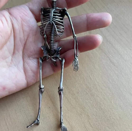 Vista 5 de Dije de esqueleto plateado de cuerpo completo, colgante de esqueleto humano espeluznante, collar con colgante de esqueleto de Halloween, regalo