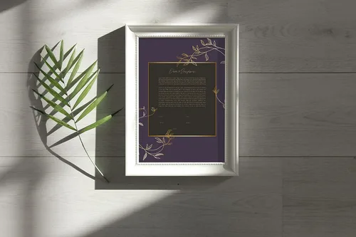 Vista 5 de Maybie & Co. Arte de Ketubah floral morado y dorado enmarcado personalizado Contrato de amor de arte judío Contrato de matrimonio interreligioso