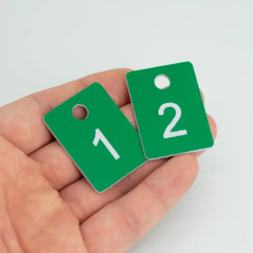 Vista 4 de Etiquetas numéricas de plástico rectangulares StayMax, etiquetas de llave con número, etiquetas de número en disco con agujero (1-50, verde)