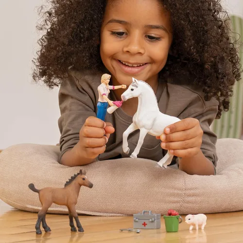 Vista 2 de Schleich Farm World - Juego de 9 piezas de visita veterinaria con figuras de cerdito, yegua y potro, juego detallado y duradero, juego divertido