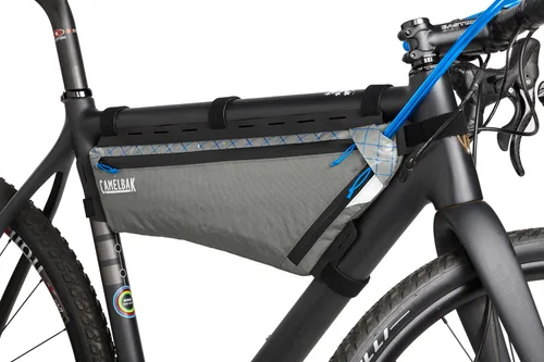 Vista 6 de CamelBak M.U.L.E. Bikepacking - Paquete de marcos triangulares impermeables con depósito de hidratación rápida de 2 litros, almacenamiento seguro
